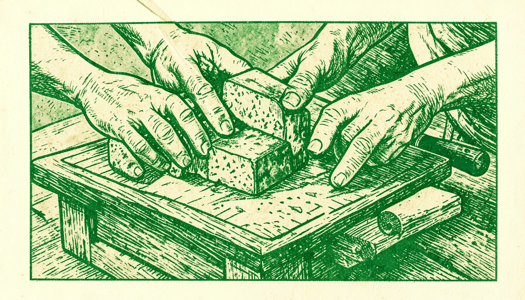 Plan rapproché de mains gantées disposant des fromages artisanaux sur une planche en bois, tons crème et beige dominants