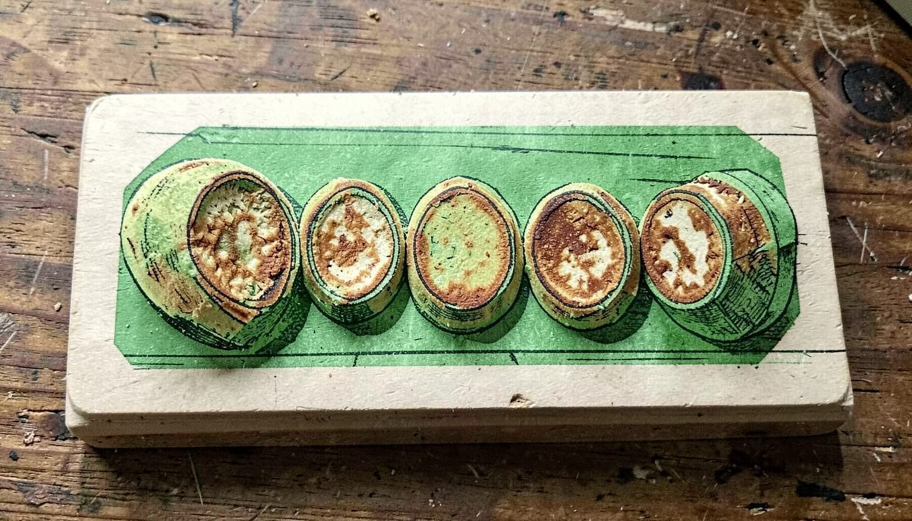 Pains artisanaux – miches rondes et bâtards à la croûte dorée, alignés sur une planche en bois rustique
